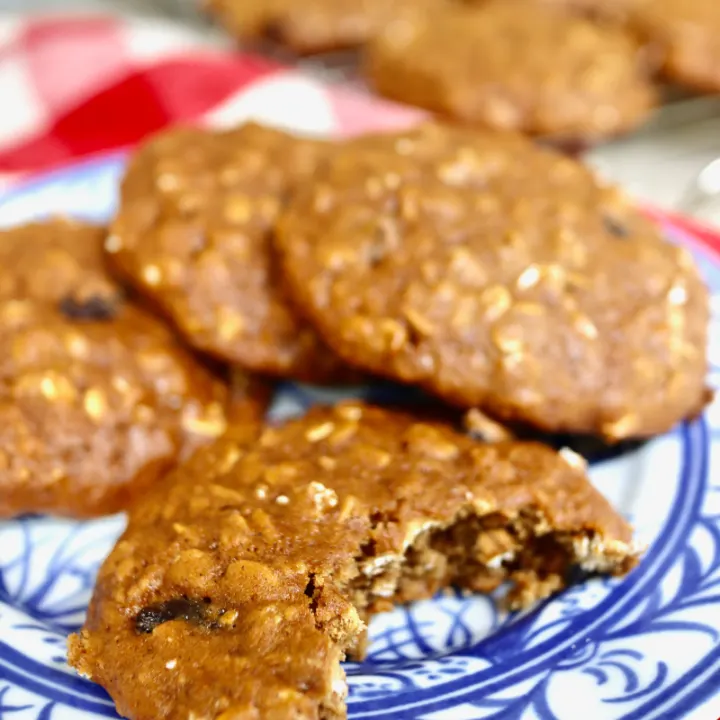 Einkorn cookies on a plate.