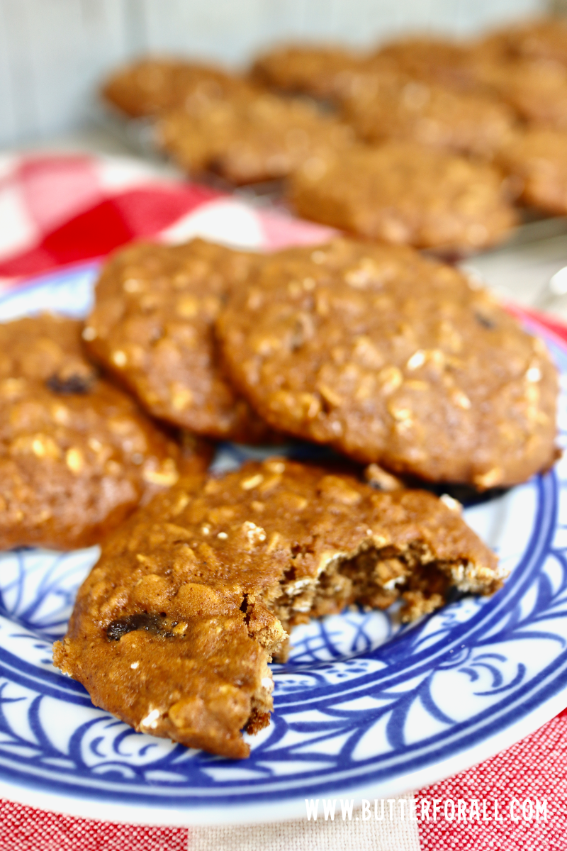 Einkorn cookies on a plate.